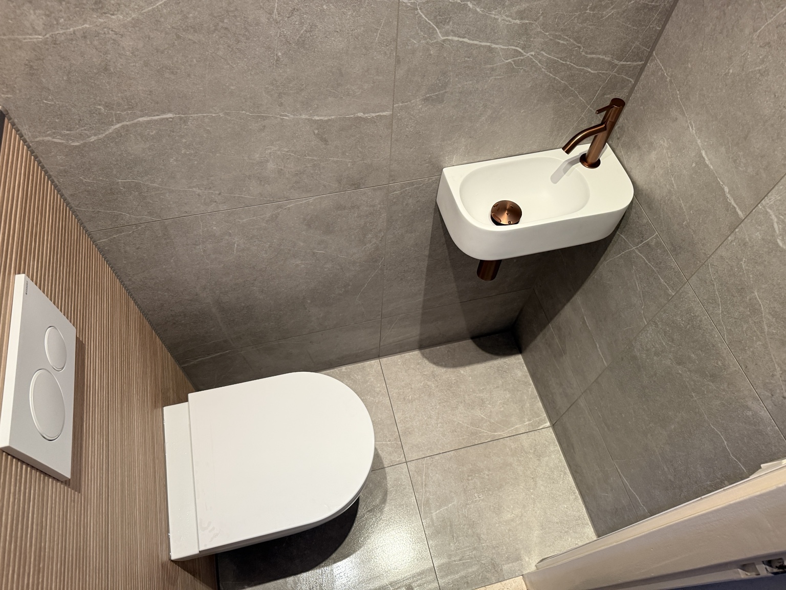 Bovenaanzicht van fontein en toilet